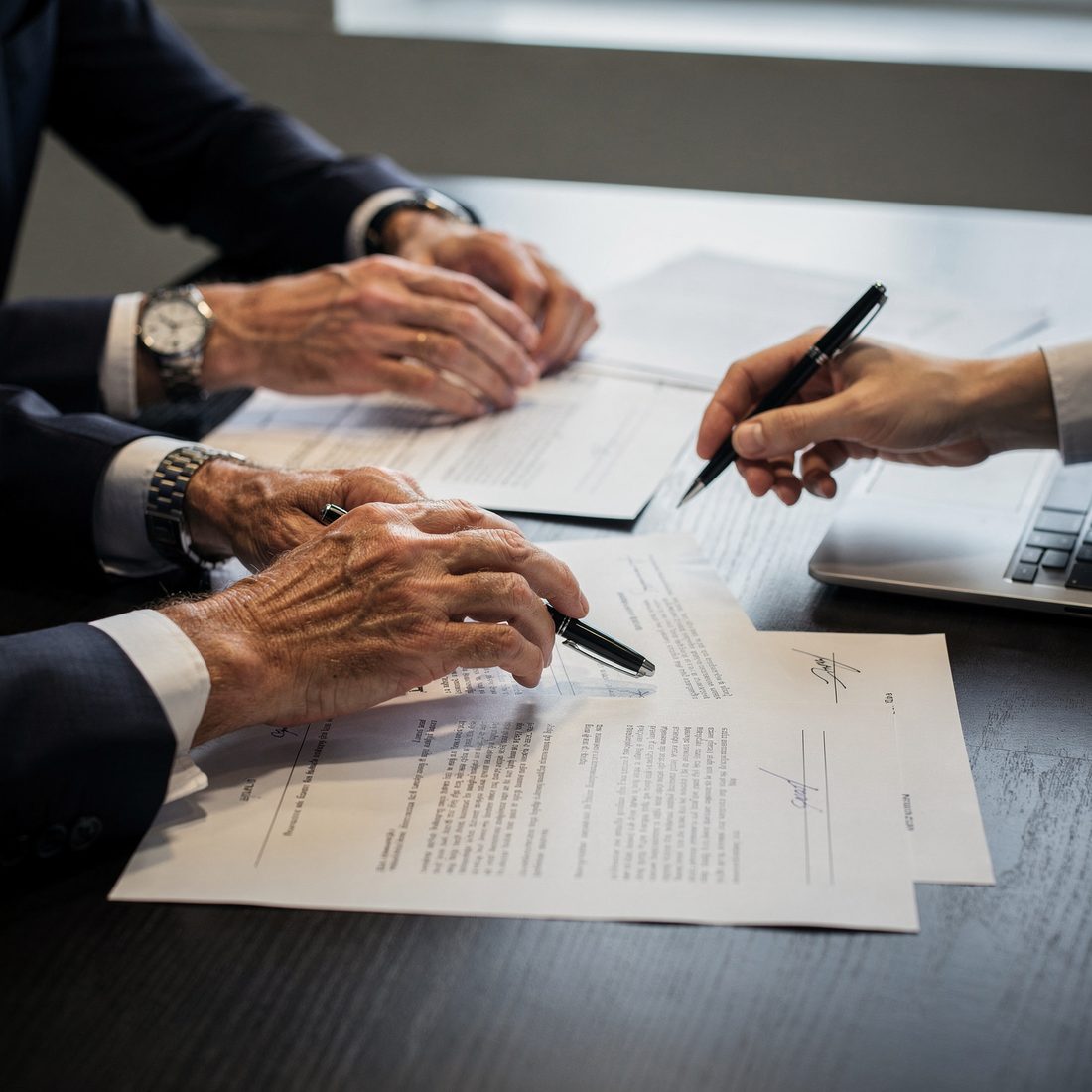 Executivos analisando contratos sobre a mesa